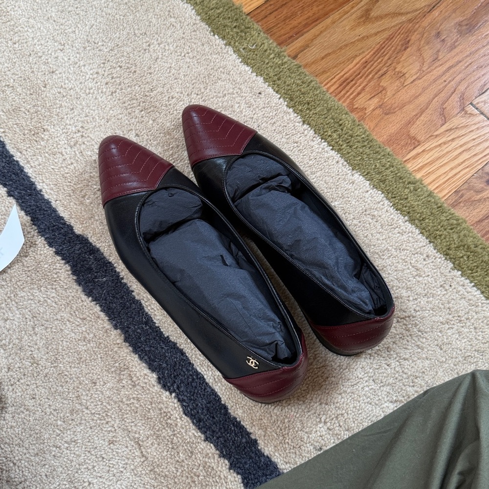 CHANEL Two-Tone Pointed Leather Flat in Black & Burgundy - Picture 3 of 4
